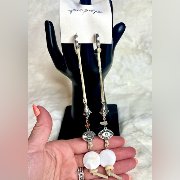 NWT Free People Treasure Dangles in Mother of Pearl - Picture 5 of 5